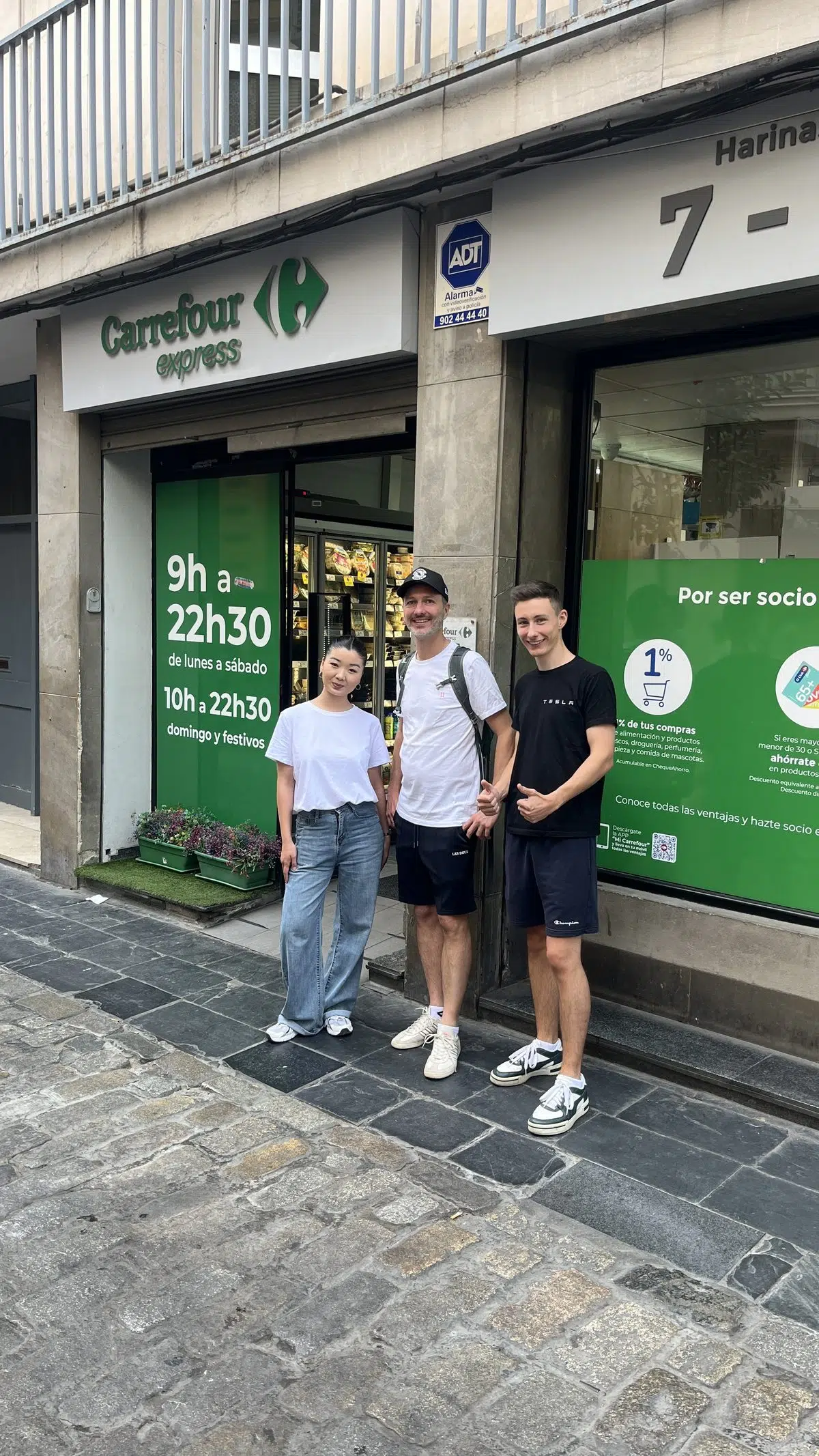 Elina und Kevin während ihres Auslandspraktikums vor einem Carrefour-Supermarkt in Sevilla